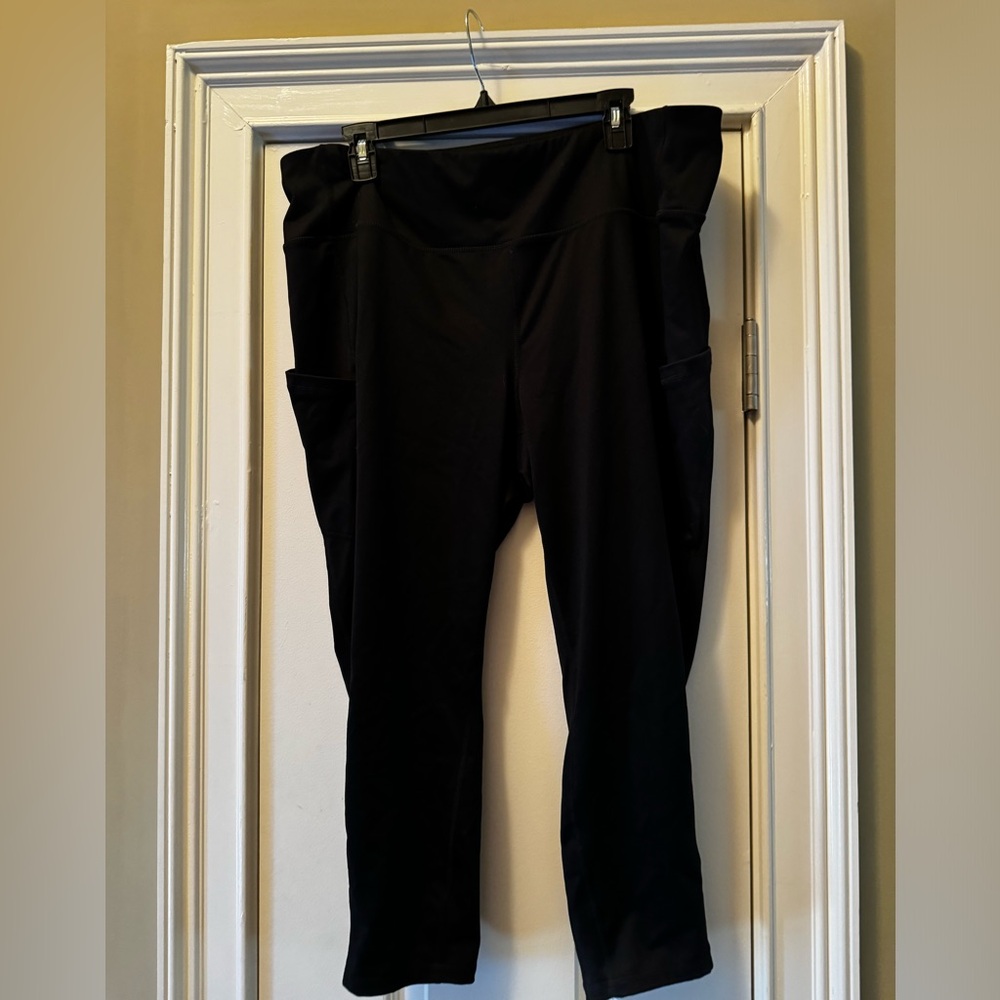 Torrid Capri pants Active leggings with side pockets size 3 (22/24)